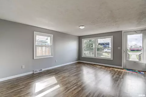 207 E Main St, Dawson, IL 62520 photo 8