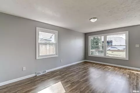 207 E Main St, Dawson, IL 62520 photo 6