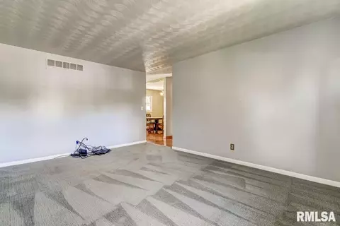 2620 Somerton Rd, Springfield, IL 62702 photo 8