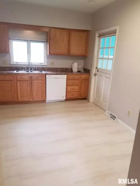 706 E Locust St, Chatham, IL 62629 photo 3