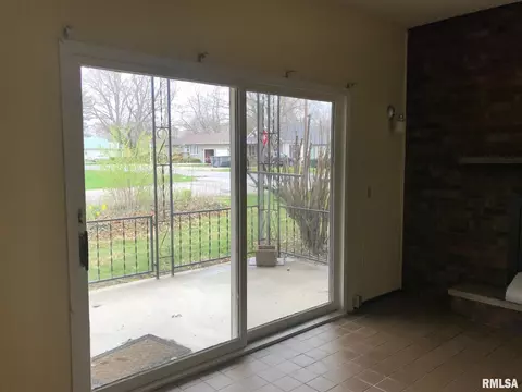 706 E Locust St, Chatham, IL 62629 photo 8
