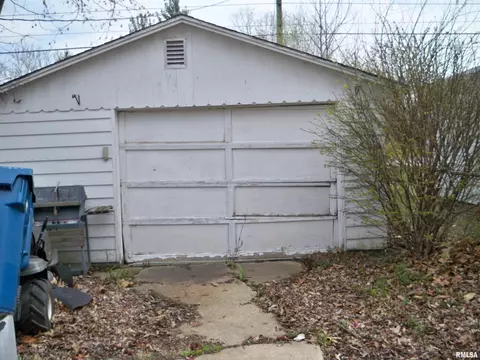 1306 Johnson Ln, Springfield, IL 62702 photo 2