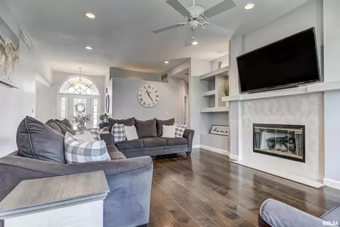 2406 Hampton Dr, Chatham, IL 62629 photo 7