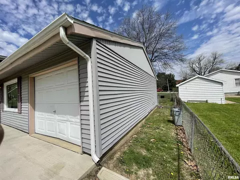 817 Thoma Ave, Springfield, IL 62702 photo 2