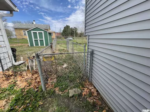 817 Thoma Ave, Springfield, IL 62702 photo 3