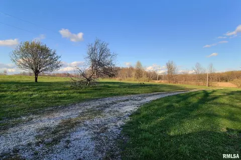 27307 E County Line Rd, Waggoner, IL 62572 photo 4