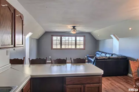 27307 E County Line Rd, Waggoner, IL 62572 photo 12