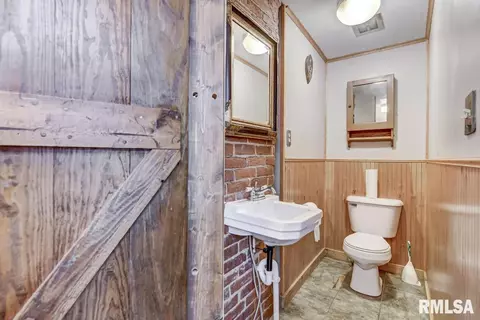 1135 W Edwards St, Springfield, IL 62704 photo 7