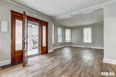 1135 W Edwards St, Springfield, IL 62704 photo 2