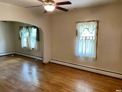 215 E Teak St, Thayer, IL 62689 photo 4