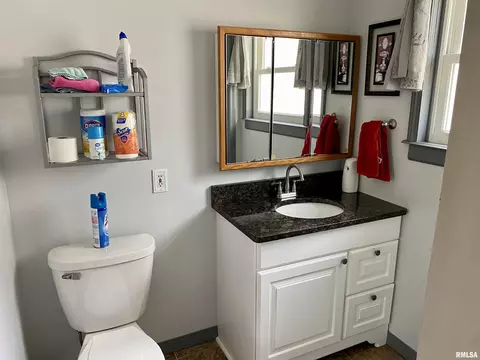 215 E Teak St, Thayer, IL 62689 photo 15
