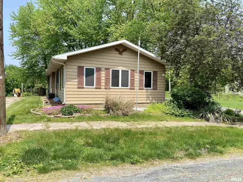 215 E Teak St, Thayer, IL 62689 photo 1
