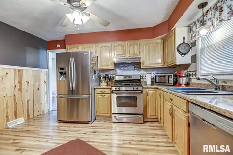 920 N 3rd St, Riverton, IL 62561 photo 14