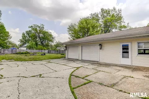 920 N 3rd St, Riverton, IL 62561 photo 32