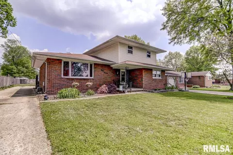 920 N 3rd St, Riverton, IL 62561 photo 2