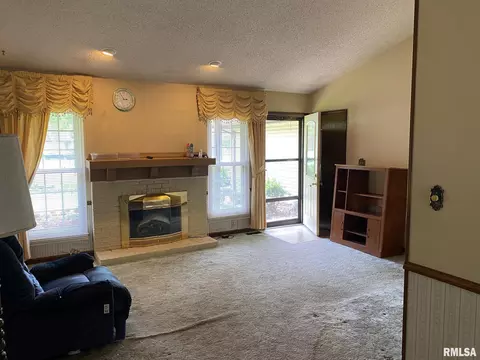 104 Mccarthy Dr, Springfield, IL 62702 photo 2