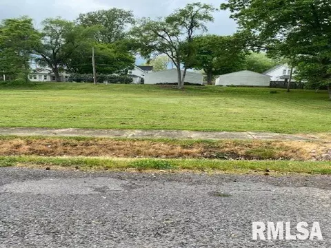 109 N 8th St, Riverton, IL 62561