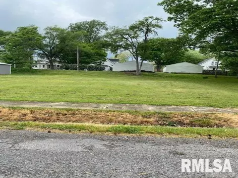 105 N 8th St, Riverton, IL 62561