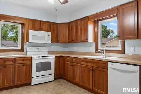 2413 S Walnut St, Springfield, IL 62704 photo 11