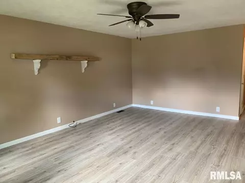 213 Elm St, Thayer, IL 62689 photo 4