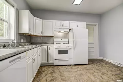 310 Elm St, Thayer, IL 62689 photo 10