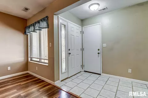 27 Oakbend Ct, Springfield, IL 62704 photo 2