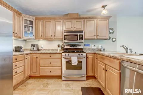 921 Greenview Dr, Springfield, IL 62704 photo 7