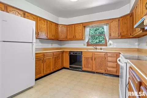 1900 Scarbrough Rd, Springfield, IL 62702 photo 9