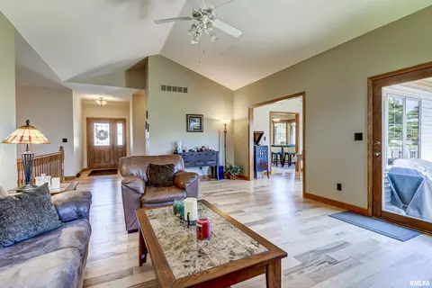 526 Eagle Ridge Dr, Chatham, IL 62629 photo 5