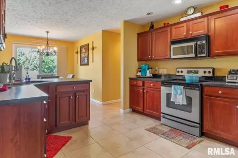 2909 Tanner Rd, Springfield, IL 62702 photo 9