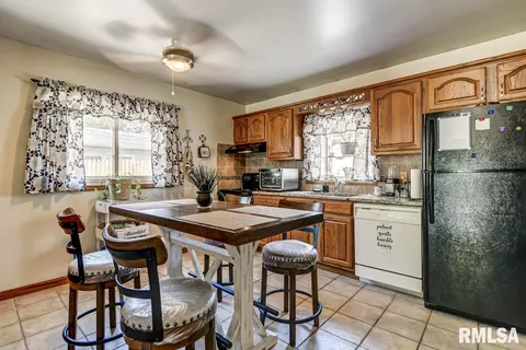 1612 Fairfield Dr, Springfield, IL 62702 photo 9