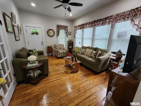 1045 N 6th St, Springfield, IL 62702 photo 17