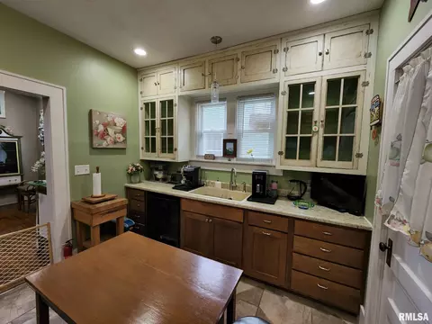 1045 N 6th St, Springfield, IL 62702 photo 3