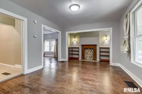 1126 S Walnut St, Springfield, IL 62704 photo 4