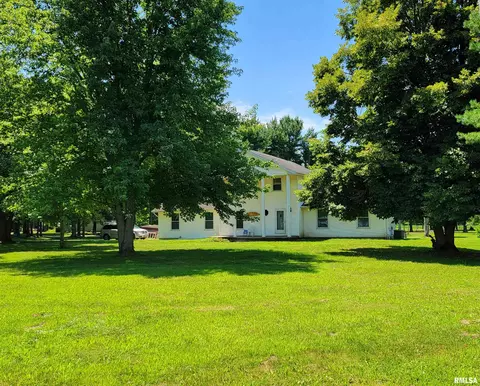 5 Grand Oak Dr, Lincoln, IL 62656