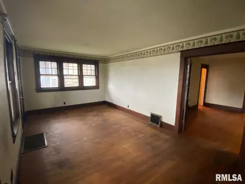 2121 S 6th St, Springfield, IL 62703 photo 5