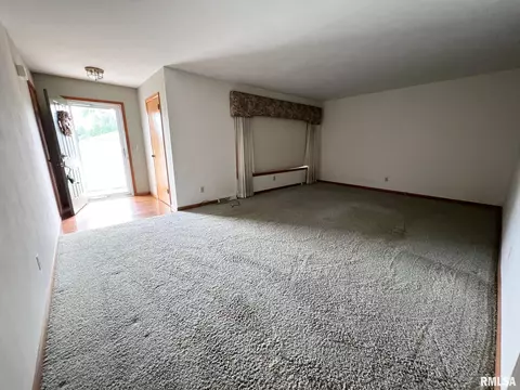 602 Rainbow Dr, Athens, IL 62613 photo 3