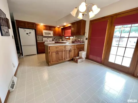 602 Rainbow Dr, Athens, IL 62613 photo 5