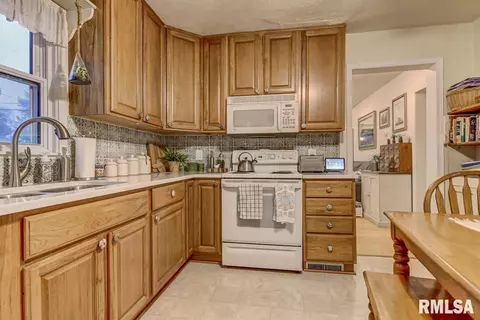 1528 W Selinger St, Springfield, IL 62702 photo 9