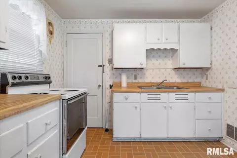 2107 E Buchanan St, Springfield, IL 62703 photo 10