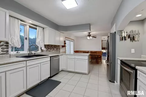 20 Columbine Ln, Springfield, IL 62712 photo 4