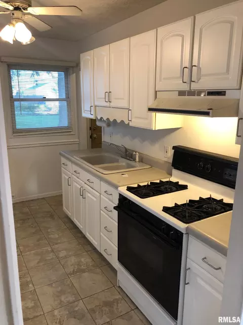 2061 N 8th St, Springfield, IL 62702 photo 9