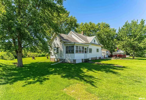 213 E Chester St, Chestnut, IL 62518 photo 1