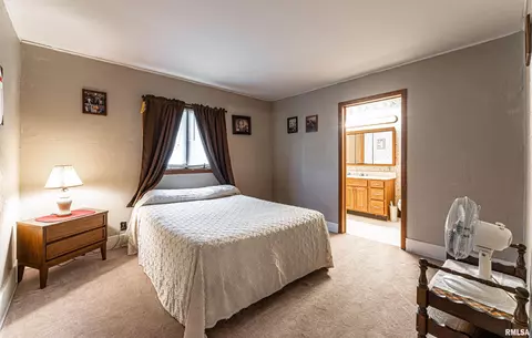 213 E Chester St, Chestnut, IL 62518 photo 15