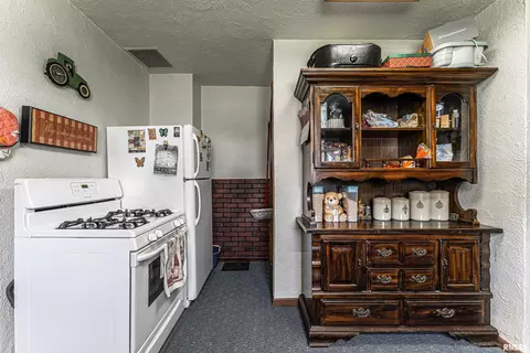 213 E Chester St, Chestnut, IL 62518 photo 9
