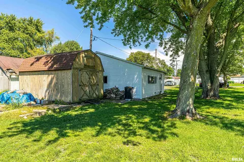 213 E Chester St, Chestnut, IL 62518 photo 23