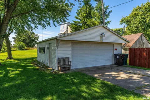 213 E Chester St, Chestnut, IL 62518 photo 22