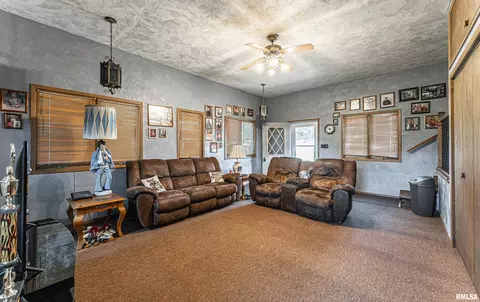 213 E Chester St, Chestnut, IL 62518 photo 12