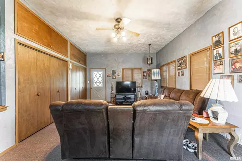 213 E Chester St, Chestnut, IL 62518 photo 11