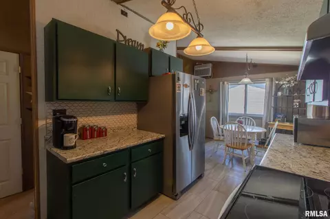 209 N Cedar St, Abingdon, IL 61410 photo 7